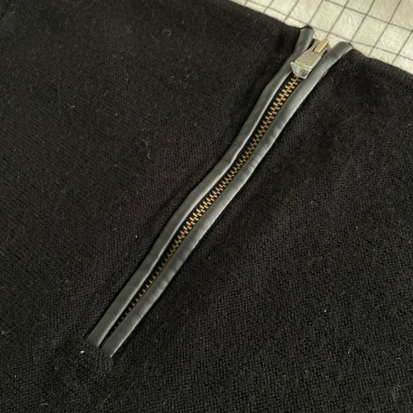 Club Monaco 100% Merino Wool sweater - Picture 2 of 5